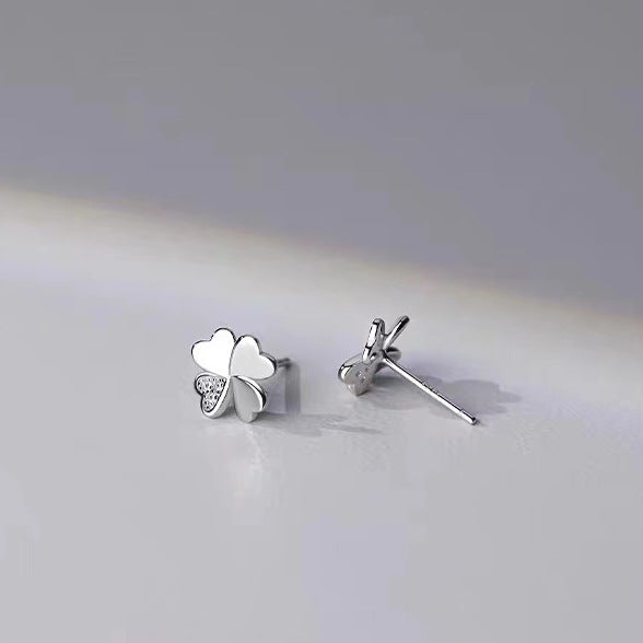 Clover stud earrings with screw style