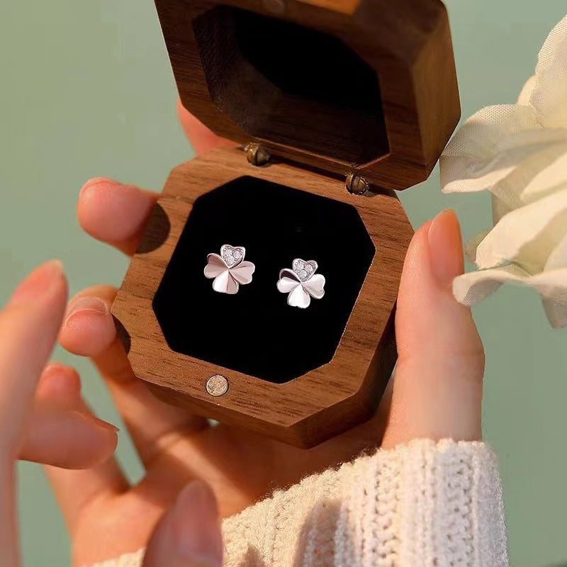 Clover stud earrings with screw style